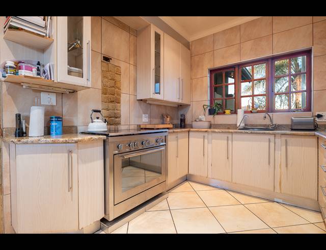 5 BEDROOM HOUSE FOR SALE IN BRACKENHURST